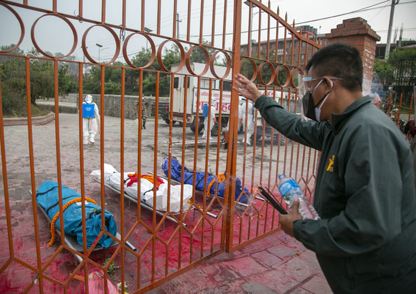 ▲▼尼泊爾疫情升溫，也出現大批人染疫身亡的現象。（圖／達志影像／美聯社）