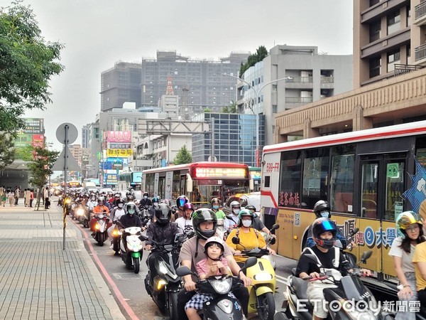 ▲▼板橋區新海橋上發生連環車禍，警方封橋救援，新莊端交通大打結             。（圖／記者陳以昇翻攝）