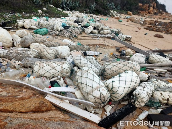 ▲▼金門海岸線出現驚人的中國海漂垃圾，大量保麗龍在沿海堆積，儼然成一條垃圾河。（圖／林名揚自攝）