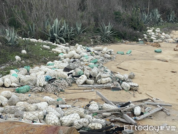 ▲▼金門海岸線出現驚人的中國海漂垃圾，大量保麗龍在沿海堆積，儼然成一條垃圾河。（圖／林名揚自攝）
