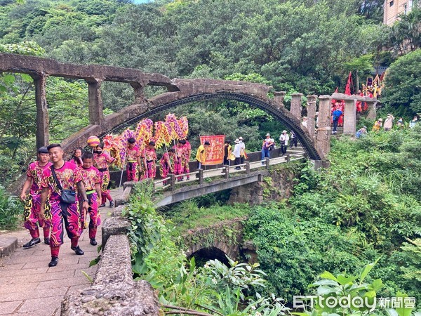 ▲「金瓜石迎媽祖」山城起轎 人潮滿滿為疫情遶境祈福。（圖／新北市立黃金博物館提供）