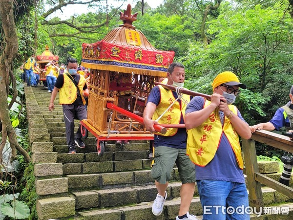 ▲「金瓜石迎媽祖」山城起轎 人潮滿滿為疫情遶境祈福。（圖／新北市立黃金博物館提供）