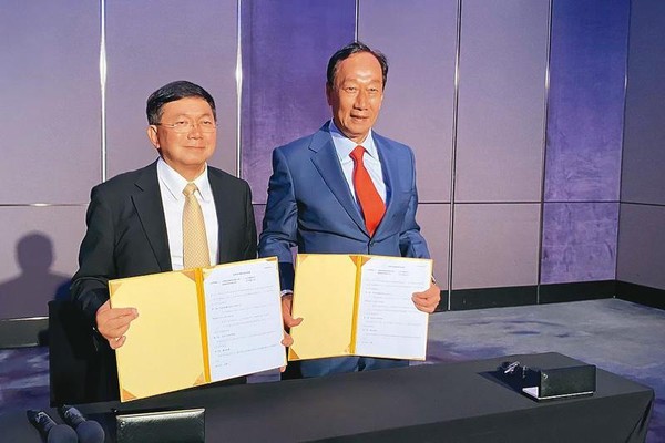 4月6日郭台銘（右）親自出席台康春酒，與總經理劉理成（左）簽訂私募投資意向書。（台康生技提供）