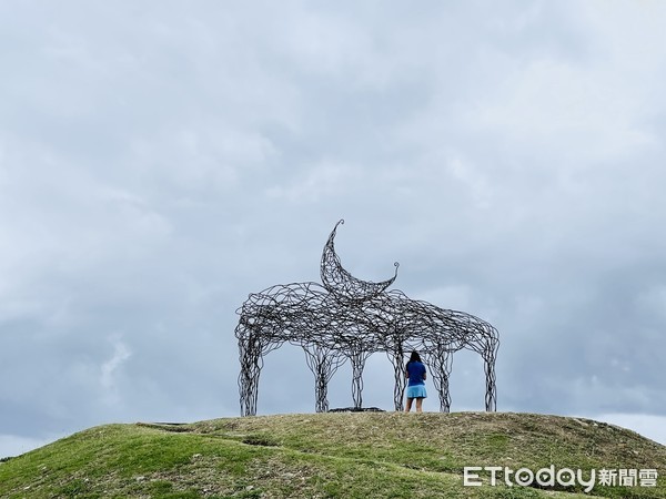 ▲▼台東加路蘭遊憩區最新藝術作品《月亮住在海裡》。（圖／東管處提供）