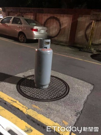 ▲汐止區長興街4日深夜有瓦斯鋼瓶棄置在馬路中央引發民眾憂慮，所幸警方及時排除並逮捕偷瓶竊賊。（圖／記者張君豪攝）