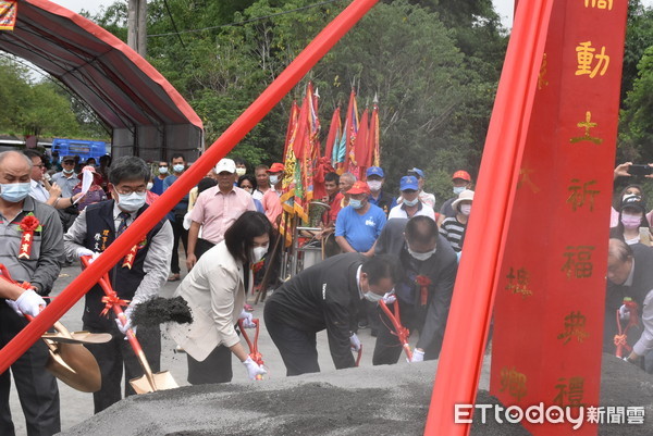 ▲大埤鄉善諸橋由嘉邑行善團協助改建，今天動工典禮包括雲林縣長張麗善、嘉義縣長翁章梁、大埤鄉長林森寶及雲嘉多位地方民代都出席。（圖／記者蔡佩旻翻攝）