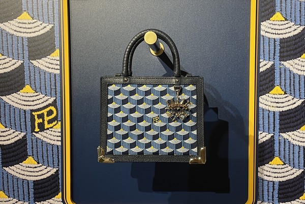 ▲LOEWE、BALENCIAGA 5款夯包全被縮小             。（圖／記者王蓁蓁攝）