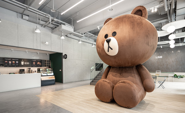 ▲LINE新辦公室進駐了全球最大的熊大玩偶，高達4公尺。（圖／LINE提供）