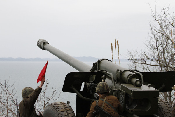 ▲▼北韓（朝鮮）軍隊將大砲對準南韓白翎島。（圖／達志影像／美聯社）