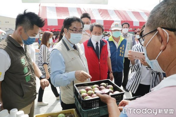 ▲台南市長黃偉哲5日前往視察「溪美水圳休憩步道」，並在隆安宮聽取善化區公所簡報區政成果。（圖／記者林悅翻攝，下同）