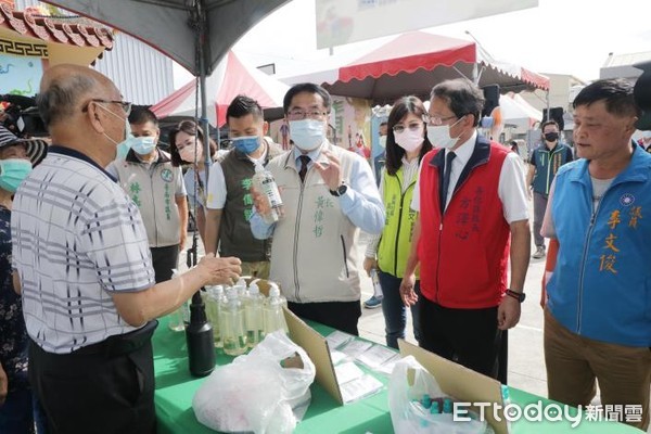 ▲台南市長黃偉哲5日前往視察「溪美水圳休憩步道」，並在隆安宮聽取善化區公所簡報區政成果。（圖／記者林悅翻攝，下同）