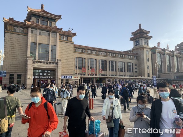 ▲▼北京五一收假，北京火車站人潮。（圖／記者陳政錄攝）