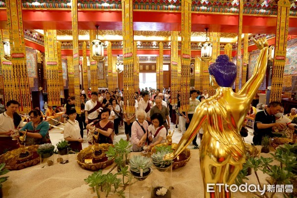 ▲慶祝佛誕日，台南左鎮噶瑪噶居寺今年浴佛與賜福財神法會合併舉行，並舉辦祈雨音樂會。（圖／記者林悅翻攝，下同）