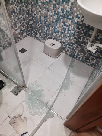 ▲▼萬華青年社宅一期發生浴室淋浴間玻璃門破裂事件。（圖／北市府都發局提供）