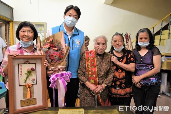 ▲▼花蓮市長魏嘉賢登門祝賀魏老太太獲選模範母親，並頒贈獎牌及彩帶。（花蓮市公所提供，下同）