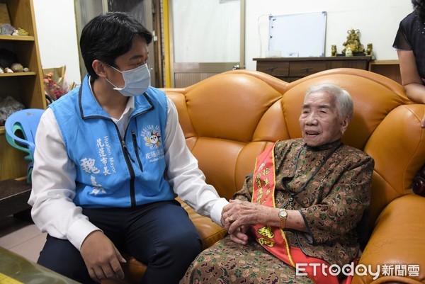 ▲▼花蓮市長魏嘉賢登門祝賀魏老太太獲選模範母親，並頒贈獎牌及彩帶。（花蓮市公所提供，下同）