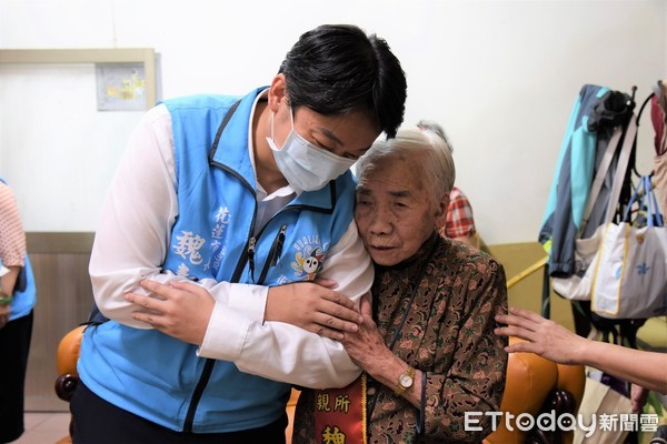 ▲▼花蓮市長魏嘉賢登門祝賀魏老太太獲選模範母親，並頒贈獎牌及彩帶。（花蓮市公所提供，下同）