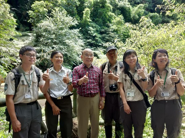 ▲國家公園保育巡查員與蘇貞昌合影。（圖／內政部提供