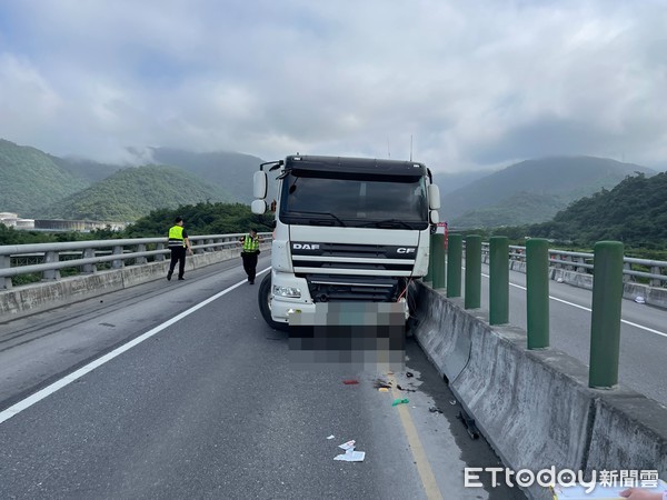 ▲▼蘇花公路砂石車碰撞工程車。（圖／記者游芳男翻攝）