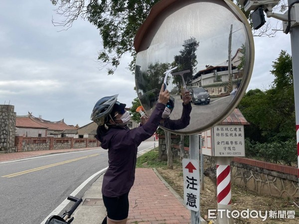 ▲台中女孩到金門旅遊擦50面反光鏡 。（圖／記者林名揚攝）