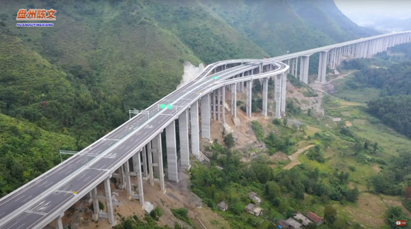 ▲大陸貴州高速公路可以迴轉。（圖／翻攝自Youtube／Aerial China）