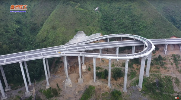 ▲大陸貴州高速公路可以迴轉。（圖／翻攝自Youtube／Aerial China）