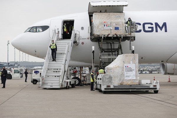 ▲▼法國戴高樂機場一架貨機正在裝載將捐贈予印度的緊急醫療物資。（圖／路透）
