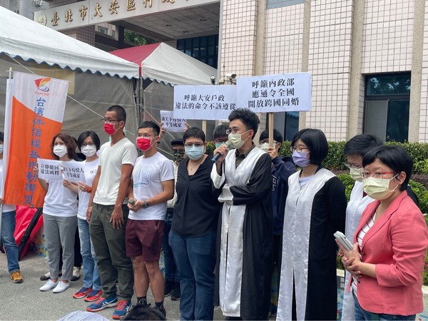 台灣第一對跨國同婚誕生 伴盟再闖大安戶政事務所陪台日同志登記 Ettoday生活新聞 Ettoday新聞雲