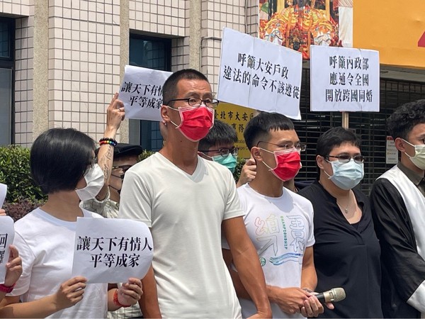 ▲▼台灣伴侶權益推動聯盟陪同台日當事人阿樹與AZ，到大安戶政事務所登記跨國同婚。（圖／台灣伴侶權益推動聯盟）