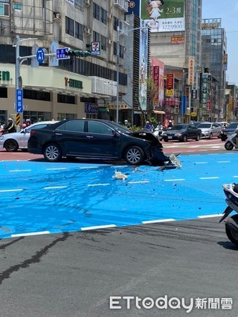 ▲▼高雄後火車站發生2車對撞。（圖／翻攝自《爆爆料公社(官方粉專專屬)》）