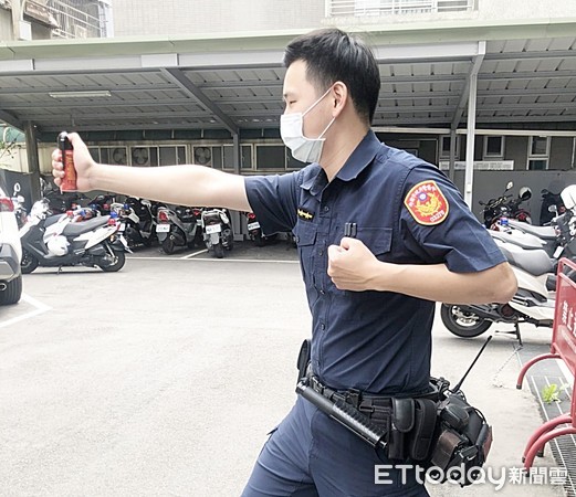 ▲桃園市何姓男子去年10月間在桃園區大興路街頭飲酒鬧事，員警以安全疑慮為由勸導何離開，並以「有槍了不起、你真的是他X的」辱罵員警，員警後來以辣椒水驅離卻挨告。（圖／記者沈繼昌翻攝）。