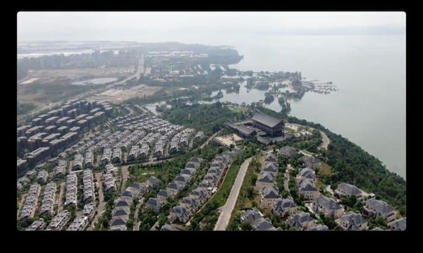 ▲由空中鳥瞰，昆明滇池周邊遭大肆開挖，破壞原始生態。（圖／翻攝澎湃新聞）