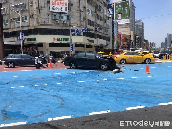 ▲▼高雄後火車站發生2車對撞，3人送醫治療。（圖／記者許宥孺翻攝）