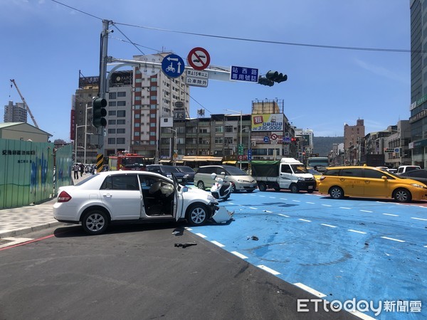 ▲▼高雄後火車站發生2車對撞，3人送醫治療。（圖／記者許宥孺翻攝）