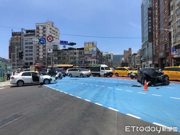 ▲▼高雄後火車站發生2車對撞，3人送醫治療。（圖／記者許宥孺翻攝）