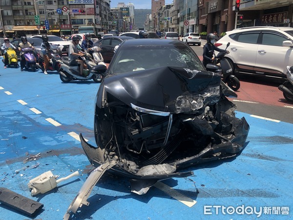 ▲▼高雄後火車站發生2車對撞，3人送醫治療。（圖／記者許宥孺翻攝）