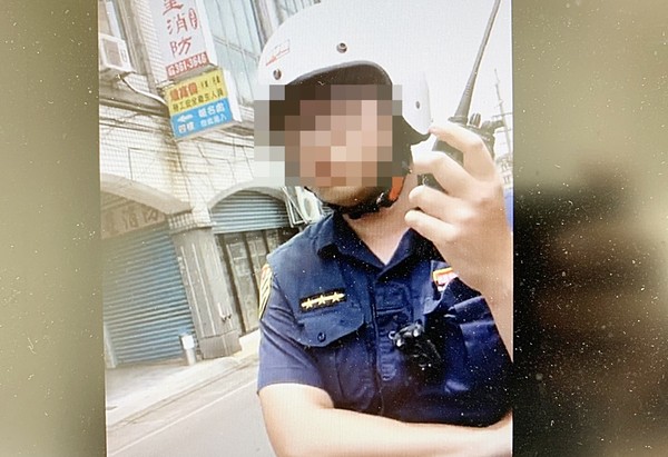 ▲桃園警分局莊姓員警去年6月處理黃姓男子違停案，事後黃男不慎駕駛輾過莊員左腳挨告肇事逃逸。（圖／翻攝自臉書《爆料公社》）。