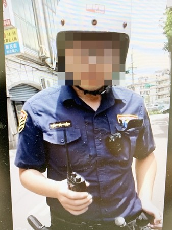 ▲桃園警分局莊姓員警去年6月處理黃姓男子違停案，卻遭黃男輾過莊員左腳事後提告，地院審結將黃男依過失傷害罪嫌判處拘役10日，得易科罰金。（圖／翻攝自臉書《爆料公社》）。