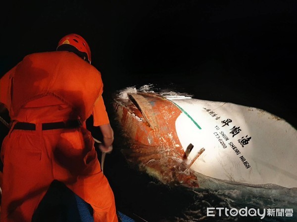 ▲交通船「綠島之星3號」救落海的琉球籍漁船「漁順昇168號」船長3人           。（圖／「綠島之星3號」提供）