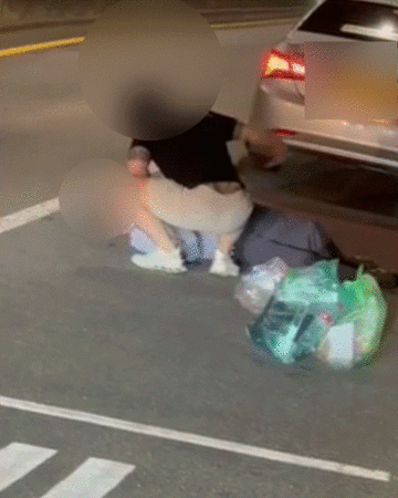 ▲▼20歲刺青男在首爾路邊痛打60多歲計程車司機。（圖／翻攝自韓網）