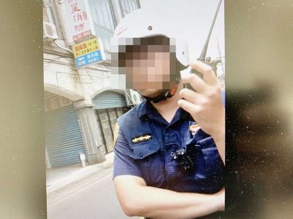 ▲桃園警分局莊姓員警去年處理違停案卻遭黃姓男子輾腳引發爭議，事發時以無線電連絡同仁。（圖／翻攝自臉書《爆料公社》）。