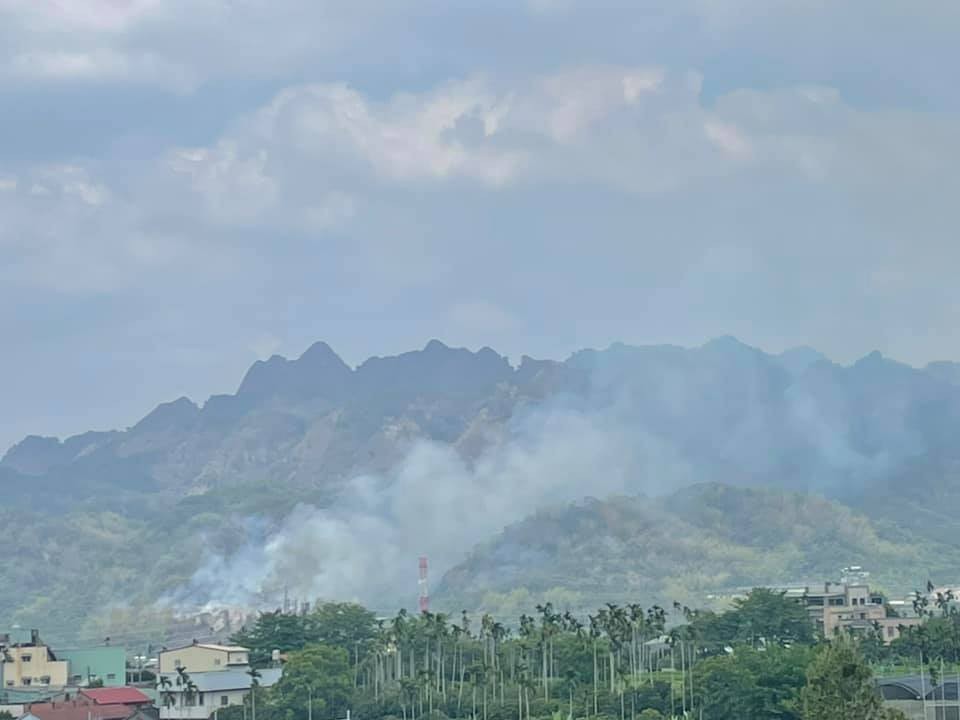 南投連爆2火燒山 草屯下平林白煙竄天續灌救仁愛野火受控制 Ettoday社會新聞 Ettoday新聞雲