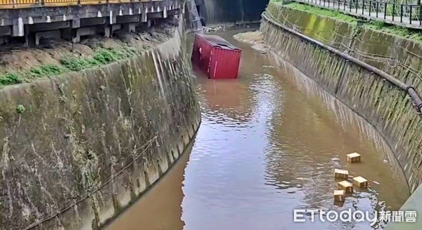 ▲貨櫃車疑高速過彎後貨櫃掉溪床　目擊民眾：嚇出一身冷汗。（圖／記者郭世賢翻攝）