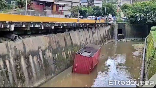 ▲貨櫃車疑高速過彎後貨櫃掉溪床　目擊民眾：嚇出一身冷汗。（圖／記者郭世賢翻攝）