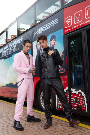▲▼Marz23與莫宰羊邀請歌迷搭上台北市雙層巴士慶功。（圖／華納音樂提供）
