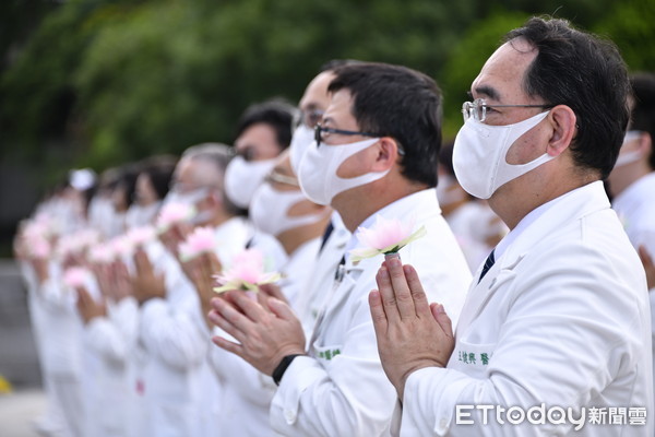 ▲▼5月9日早上，台北臨濟護國禪寺、萬華龍山寺、花蓮靜思堂，同步雲端連線全球48個國家地區、7種語言翻譯舉行2021年全球浴佛連線祈福。（圖／慈濟基金會提供）