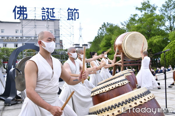 ▲▼5月9日早上，台北臨濟護國禪寺、萬華龍山寺、花蓮靜思堂，同步雲端連線全球48個國家地區、7種語言翻譯舉行2021年全球浴佛連線祈福。（圖／慈濟基金會提供）