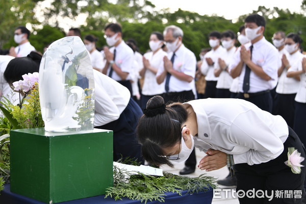 ▲▼5月9日早上，台北臨濟護國禪寺、萬華龍山寺、花蓮靜思堂，同步雲端連線全球48個國家地區、7種語言翻譯舉行2021年全球浴佛連線祈福。（圖／慈濟基金會提供）