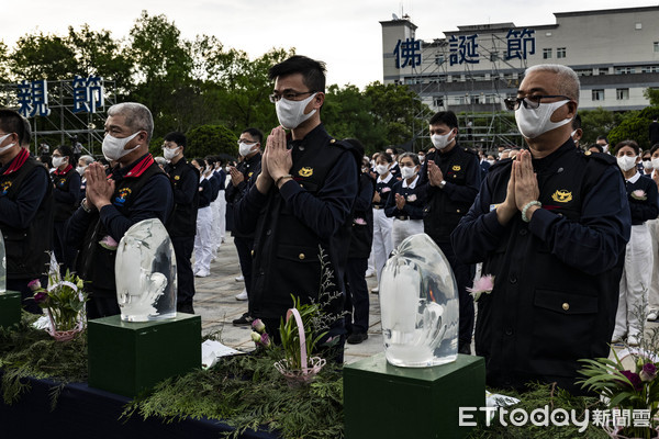 ▲▼5月9日早上，台北臨濟護國禪寺、萬華龍山寺、花蓮靜思堂，同步雲端連線全球48個國家地區、7種語言翻譯舉行2021年全球浴佛連線祈福。（圖／慈濟基金會提供）