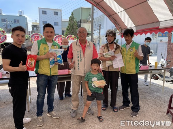 ▲台南市安平區伍嶽宮慶祝東嶽大帝誕辰，所屬同心功德會9日在安平中興街發放物資、紅包給弱勢族群。（圖／記者林悅翻攝）